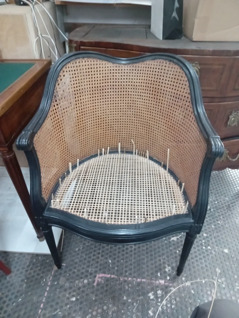 Fauteuil de coiffeur trouvé dans la rue, assise à canner