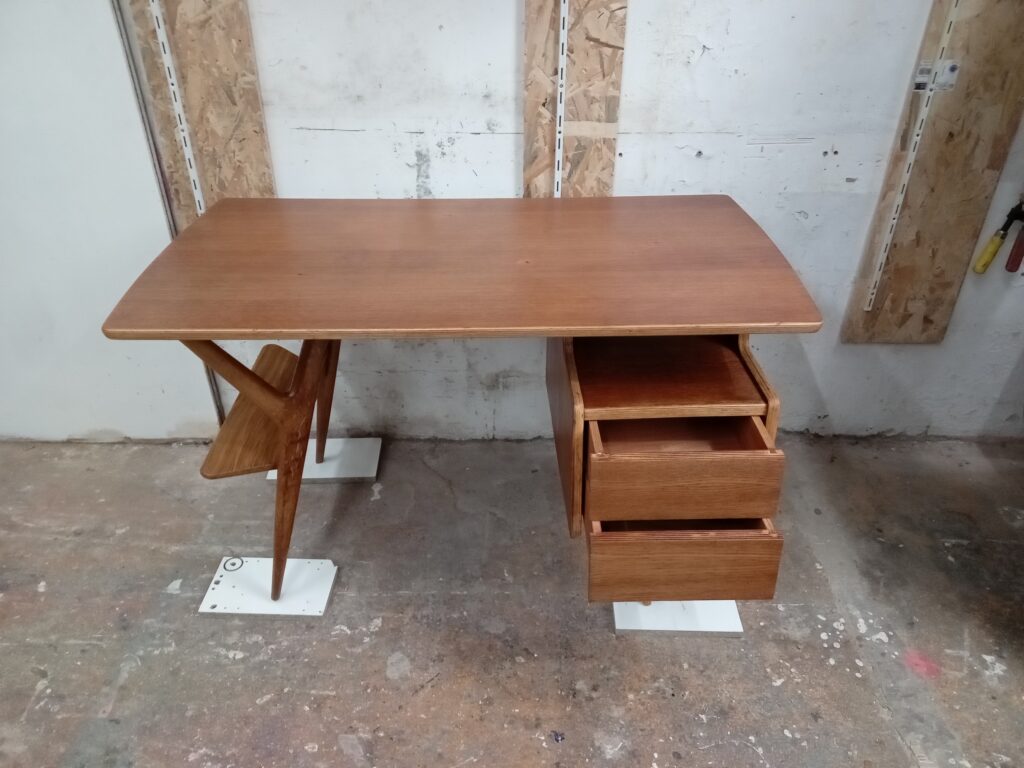 Restauration d'un bureau signé Paolozzi, designer franco-italien