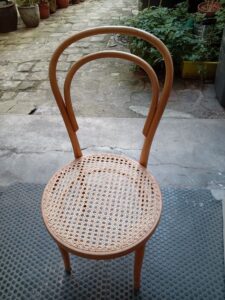 Cannage traditionnel en canne de rotin 1er choix ficelle bleue exécuté à la main par un artisan à Paris dans le XIIIe arrondissement et passionné part son métier et pour un résultat optimal