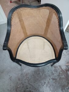 Cannage traditionnel en canne de rotin 1er choix ficelle bleue exécuté à la main par un artisan à Paris dans le XIIIe arrondissement et passionné part son métier et pour un résultat optimal