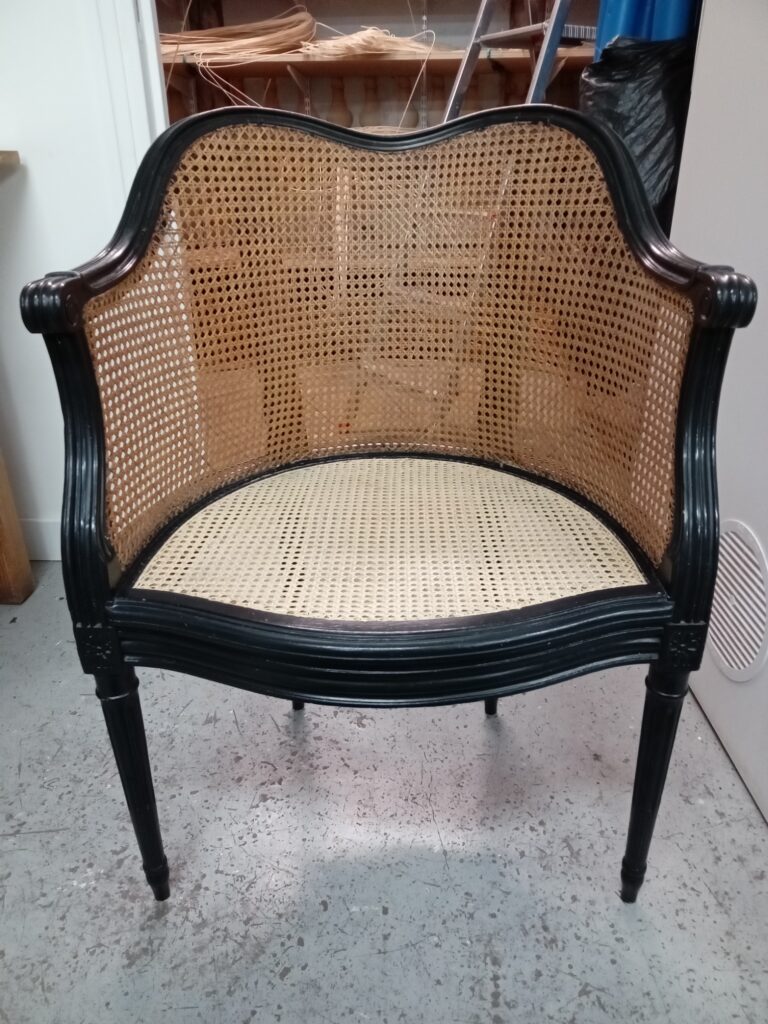 Cannage traditionnel réalisé sur un fauteuil de coiffeur