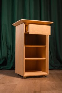 Chevet sur mesure crée par un artisan ébéniste et menuisier dans son atelier à Paris. Le chevet est en frêne avec une finition huilée en accord avec la cliente. Nous avons respecté le cahier des charges et avons livré dans les délais convenus.