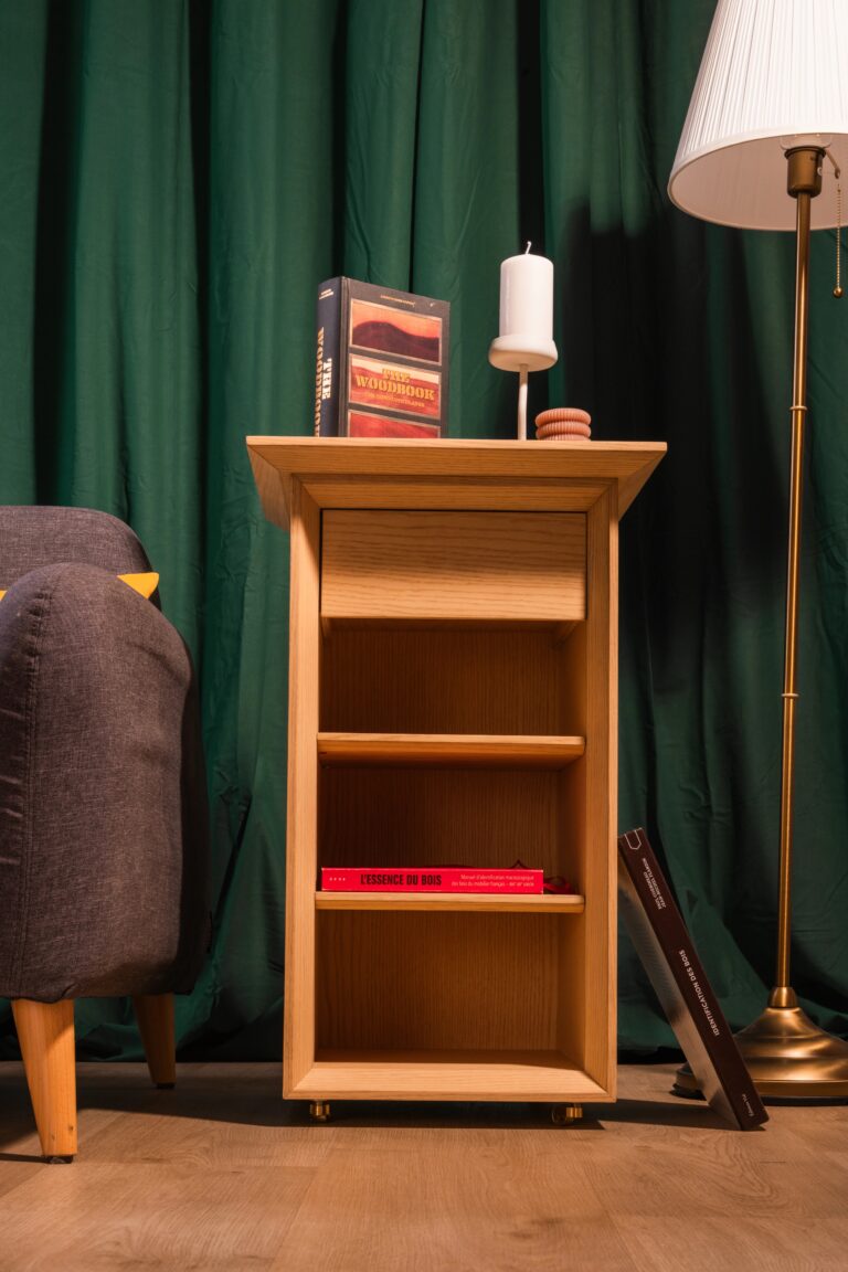 Chevet sur mesure crée par un artisan ébéniste et menuisier dans son atelier à Paris. Le chevet est en frêne avec une finition huilée en accord avec la cliente. Nous avons respecté le cahier des charges et avons livré dans les délais convenus.