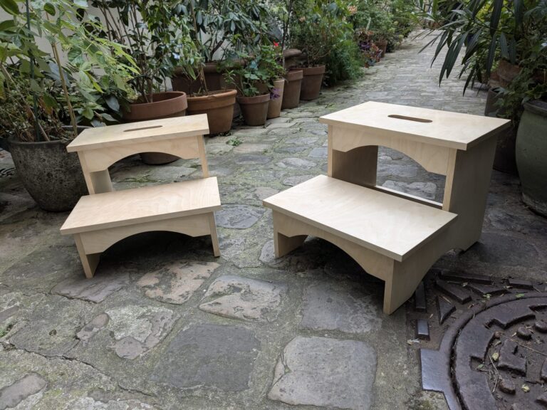 Commande de deux marchepieds sur mesure en contreplaqué bouleau en accord avec le client. Après dessins en 3D et validation esthétique du client, usinage et finition dans mon atelier ébénisterie et menuiserie à Paris