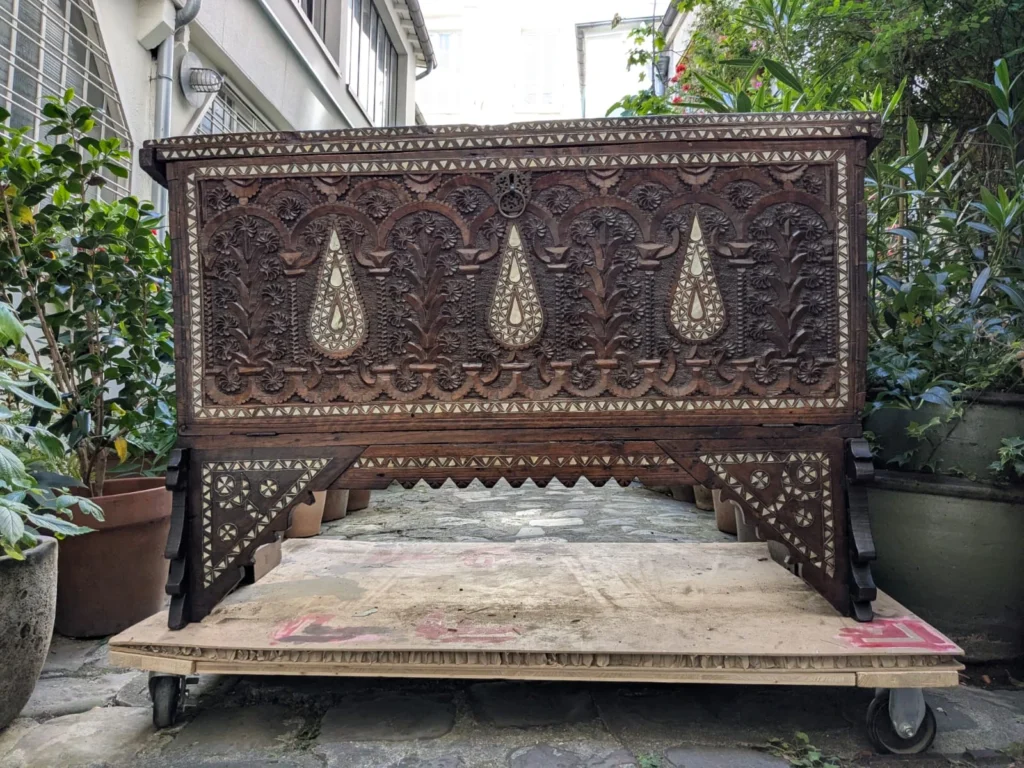 Restauration d'un coffre libanais avec incrustations de nacre