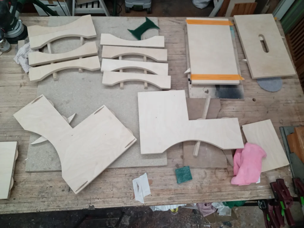 Fabrication des marchepieds en bouleau dans l'atelier