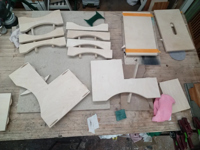 Commande de deux marchepieds sur mesure en contreplaqué bouleau en accord avec le client. Après dessins en 3D et validation esthétique du client, usinage et finition dans mon atelier ébénisterie et menuiserie à Paris
