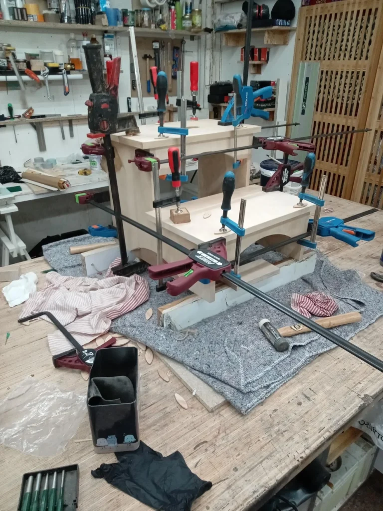 Commande de deux marchepieds sur mesure en contreplaqué bouleau en accord avec le client. Après dessins en 3D et validation esthétique du client, usinage et finition dans mon atelier ébénisterie et menuiserie à Paris