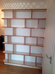 Commande d'une bibliothèque sur mesure dans un dégagement. Prise de cotes, choix de l'essence avec la cliente, usinage dans mon atelier à Paris, livraison et pose dans les délais convenus