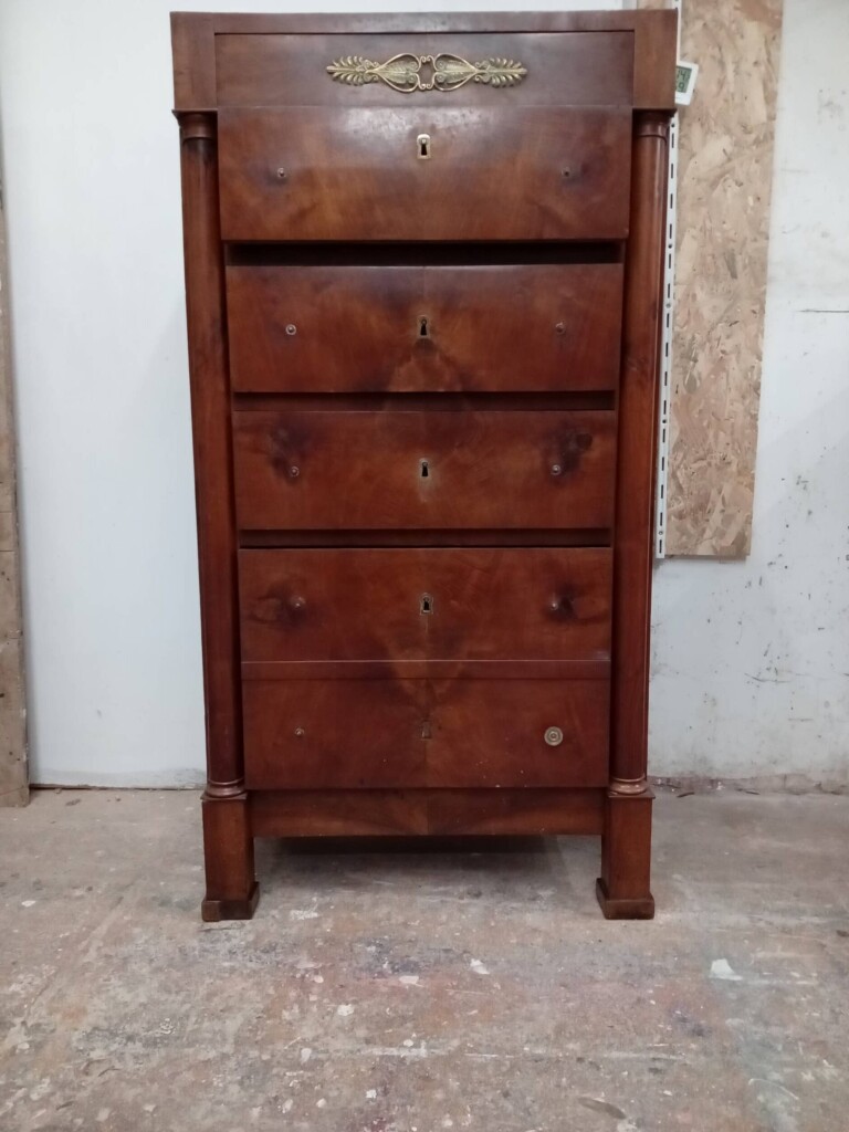 Réception d'un chiffonier de style Empire à l'atelier