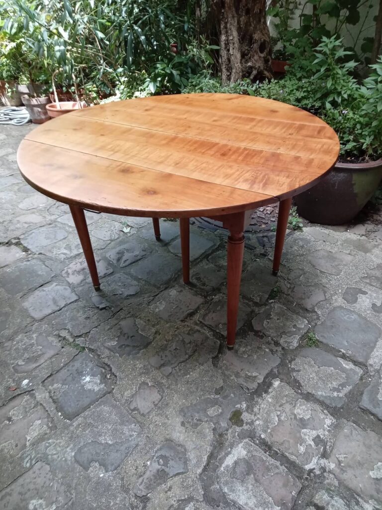 Table en noyer restaurée, finition cirée, prête à être livrée
