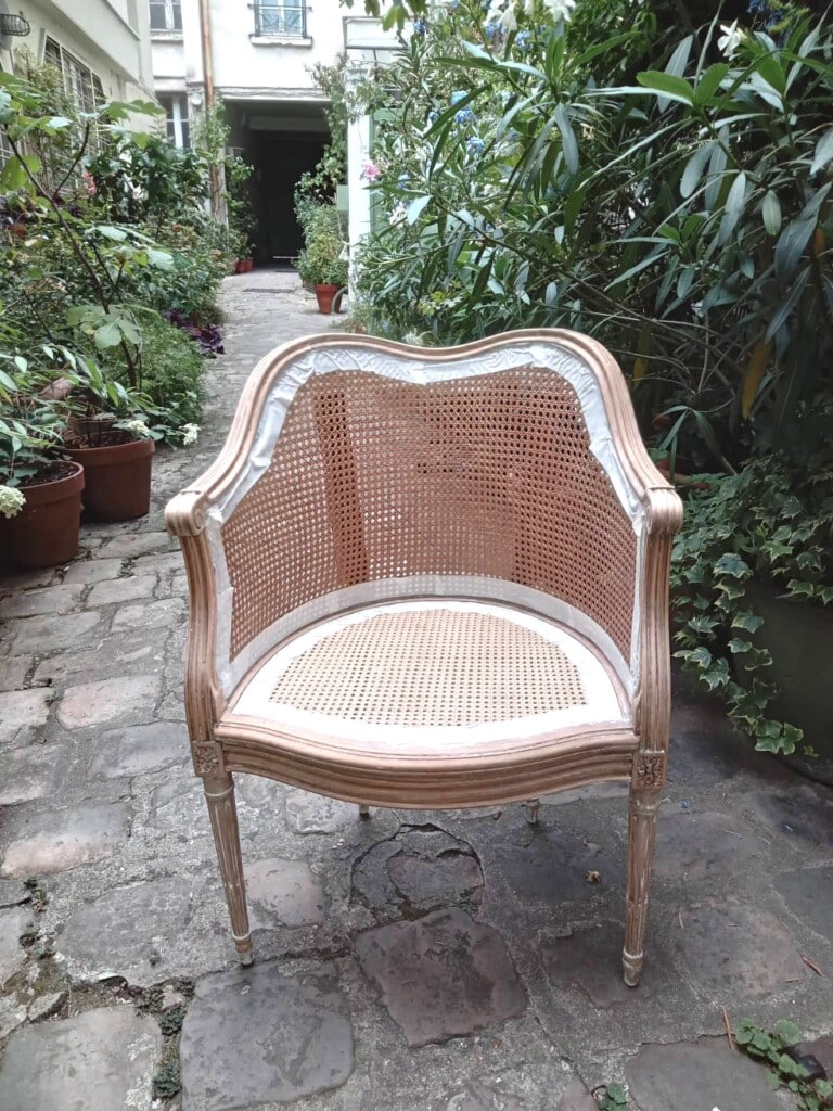 Décapage et ponçage du fauteuil avant mise en teinte