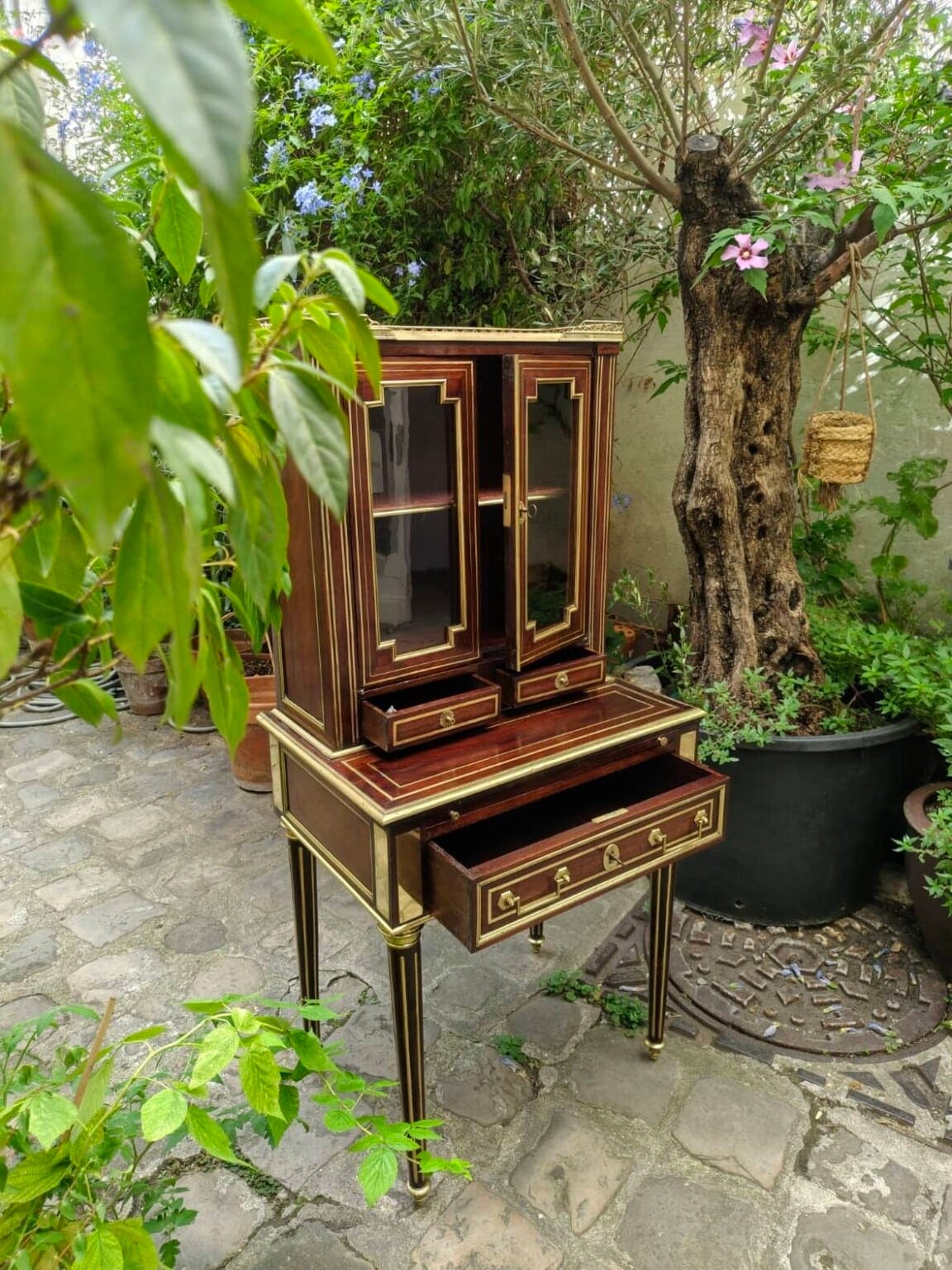Meuble bonheur du jour en acajou et laiton après restauration : recollage, vitrages et cuir de bureau, atelier d'ébéniste à Paris