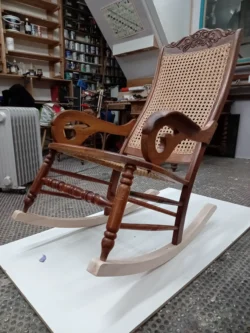Collage à blanc des pieds après usinage Remplacement de deux pieds de ce rocking chair qui avaient cédé. Usinage sur mesure dans l'atelier de menuiserie à Paris, teinte et finition à la main pour harmoniser l'ensemble.