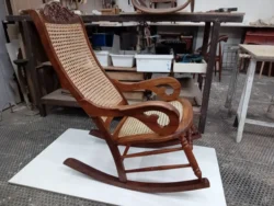 Remplacement de deux pieds de ce rocking chair qui avaient cédé. Usinage sur mesure dans l'atelier de menuiserie à Paris, teinte et finition à la main pour harmoniser l'ensemble.