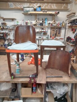 Restauration de deux fauteuil gondolesd de styles Art déco à l'atelier. A gauche, recollage du piétement, à droite nettoyage des assemblages avant recollage du dossier. Ensuite c'est la mise en teinte et l'application d'une finition. Travail effectué dans un atelier d'ébénisterie parisien dans le XIIIe arrondissement.