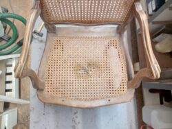 Cannage traditionnel en canne de rotin 1er choix ficelle bleue exécuté à la main par un artisan à Paris dans le XIIIe arrondissement et passionné part son métier et pour un résultat optimal