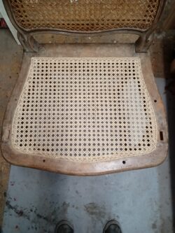 Cannage traditionnel en canne de rotin 1er choix ficelle bleue exécuté à la main par un artisan à Paris dans le XIIIe arrondissement et passionné part son métier et pour un résultat optimal