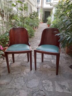 J'ai restauré ces deux fauteuil et chaises gondoles dans mon atelier à Paris dans le XII arrondissement. Recollage de tous les pieds et d'un dossier, ponçage et mise en teinte pour harmoniser le tout et vernis.