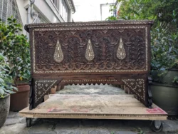 Restauration intégrale de ce coffre libanais attaqué par des vrillettes. Remplacement du mécanisme de l'abattant, ponçage et finition cirée en accord avec la cliente