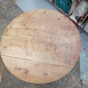 Réception de la table et diagnostic Restauration d'une table en noyer dans un atelier d'ébéniste et de menuisier à Paris, fait à la main, travail de finition, vernis, travail artisanal, travail du bois à Paris
