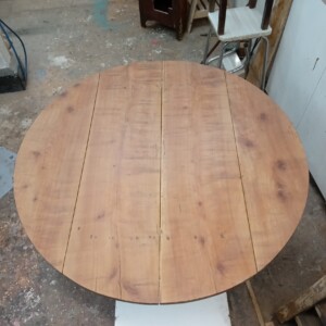 Première couche de protection avant la finition Restauration d'une table en noyer dans un atelier d'ébéniste et de menuisier à Paris, fait à la main, travail de finition, vernis, travail artisanal, travail du bois à Paris
