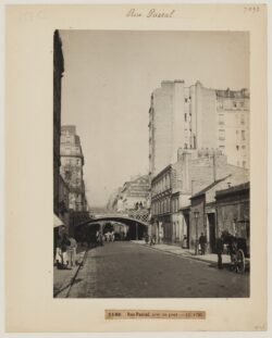 Photo de Blancard, Hippolyte (1843 - d.1924), La rue Pascal avec un pont à l’arrière-plan, 13e ou 5e arrondissement, Paris (Titre factice), 1890. Tirage au platine. Musée Carnavalet, Histoire de Paris.