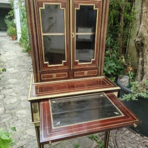 Meuble bonheur du jour en acajou et laiton après restauration : recollage, vitrages et cuir de bureau, atelier d'ébéniste à Paris