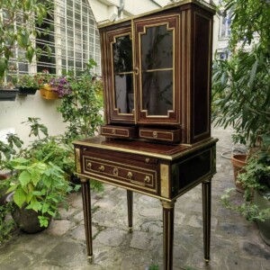 Meuble bonheur du jour en acajou et laiton après restauration : recollage, vitrages et cuir de bureau, atelier d'ébéniste à Paris