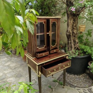 Meuble bonheur du jour en acajou et laiton après restauration : recollage, vitrages et cuir de bureau, atelier d'ébéniste à Paris