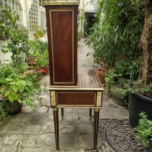 Meuble bonheur du jour en acajou et laiton après restauration : recollage, vitrages et cuir de bureau, atelier d'ébéniste à Paris