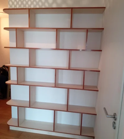 Bibliothèque sur mesure installée dans l'entrée de l'appartement