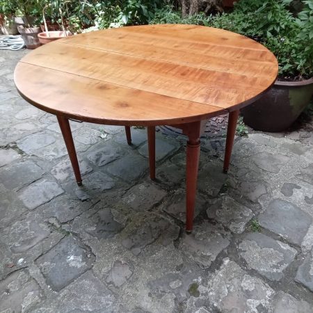 Table en noyer restaurée, finition cirée, prête à être livrée
